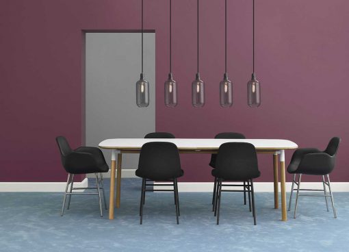 Tavolo Form Normann Copenhagen e illuminazione Amp Lamp